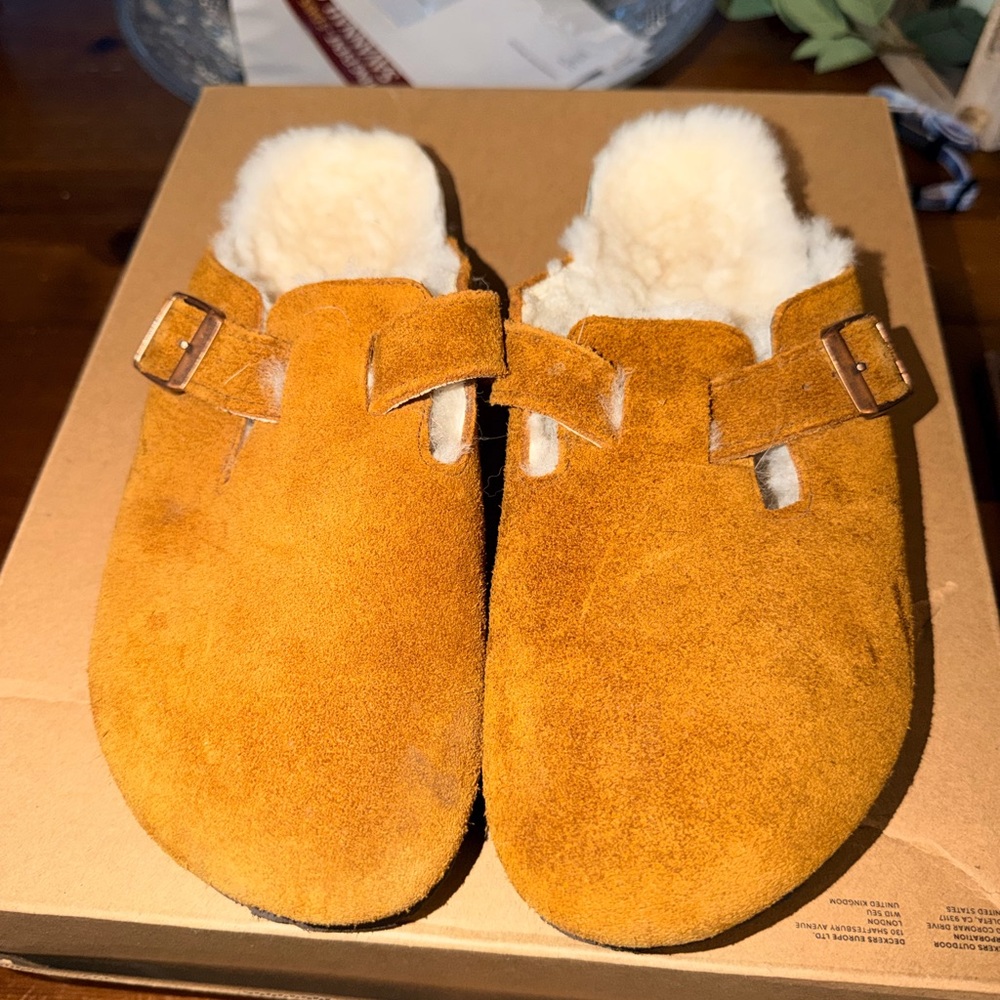 BIRKENSTOCK Boston clog, shearling lined
Sz 39..like new! Paid $180 asking $135.
